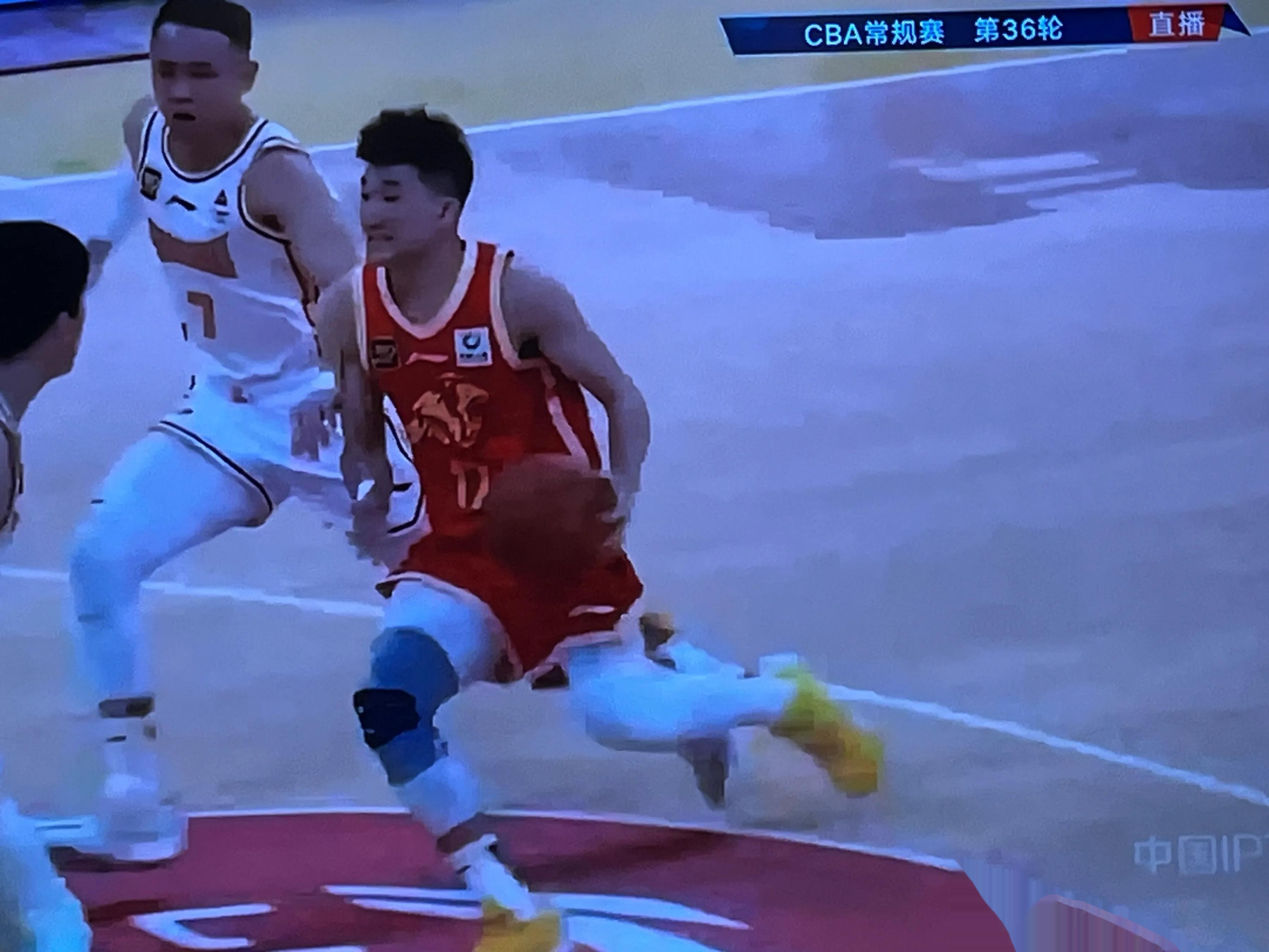 BBIN体育真人-亚太篮球赛场上惊现意外事件，裁判受质疑